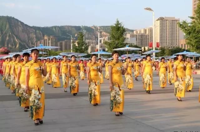 平?jīng)鲢垂军h委和興北路社區(qū)綠地廣場(chǎng)商圈黨建聯(lián)盟合作舉辦“謳歌新時(shí)代 共圓中國(guó)夢(mèng)”紀(jì)念改革開放四十周年大型群眾廣場(chǎng)文化活動(dòng)(圖4)