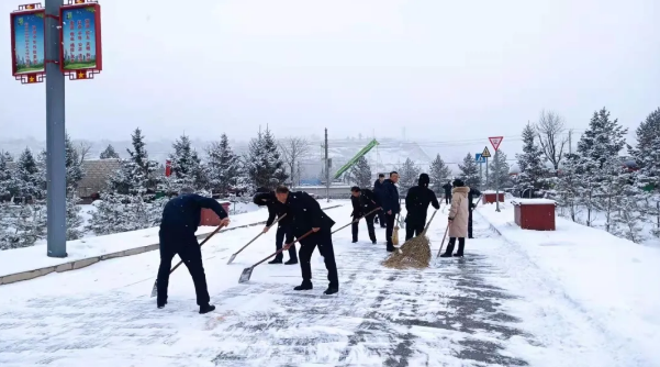 文明創(chuàng)建我先行——市產(chǎn)投集團(tuán)組織員工開展積雪清掃活動(圖2)