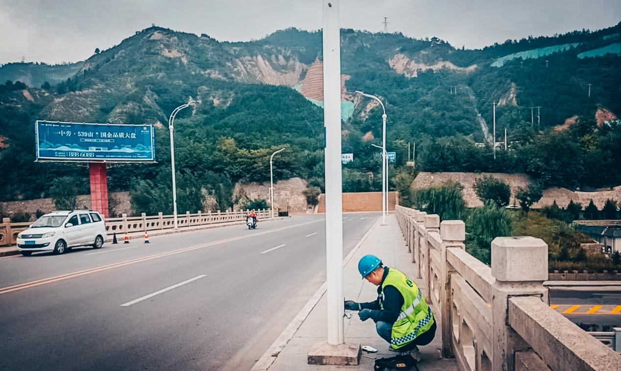 市產(chǎn)投集團工程建設公司多措并舉做好元宵佳節(jié)路燈維護暨節(jié)日氛圍營造工作(圖1)